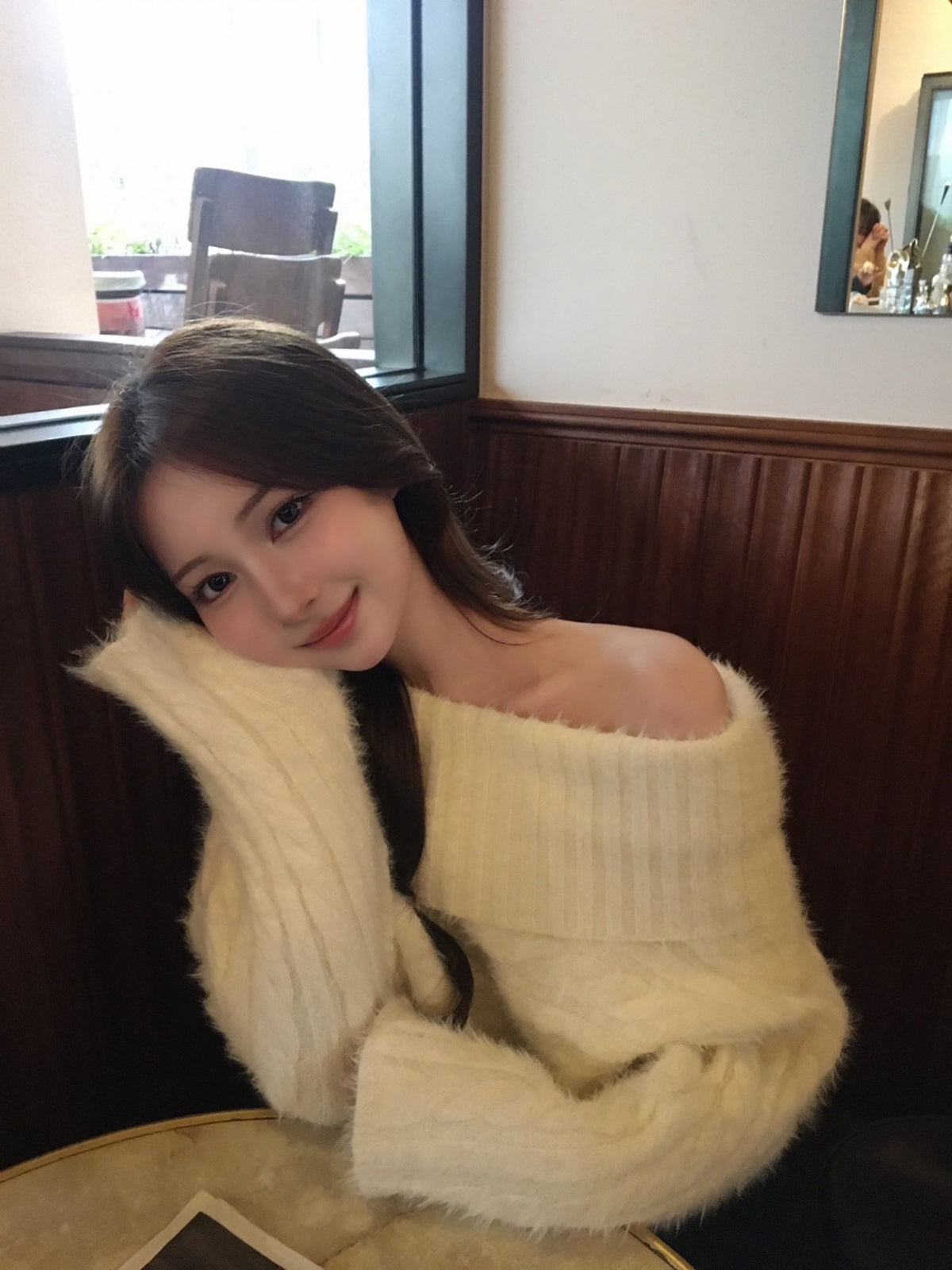 ワイドオフショルシャギーニット