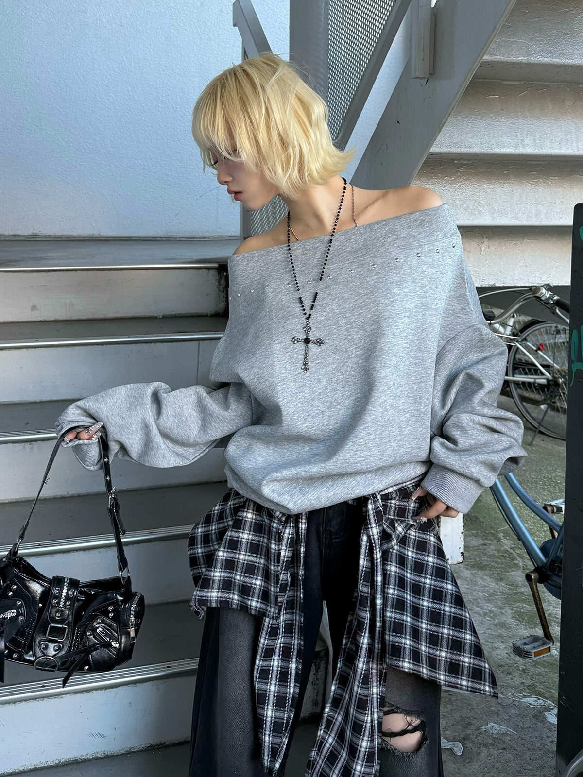 スタッズオフショルスウェット