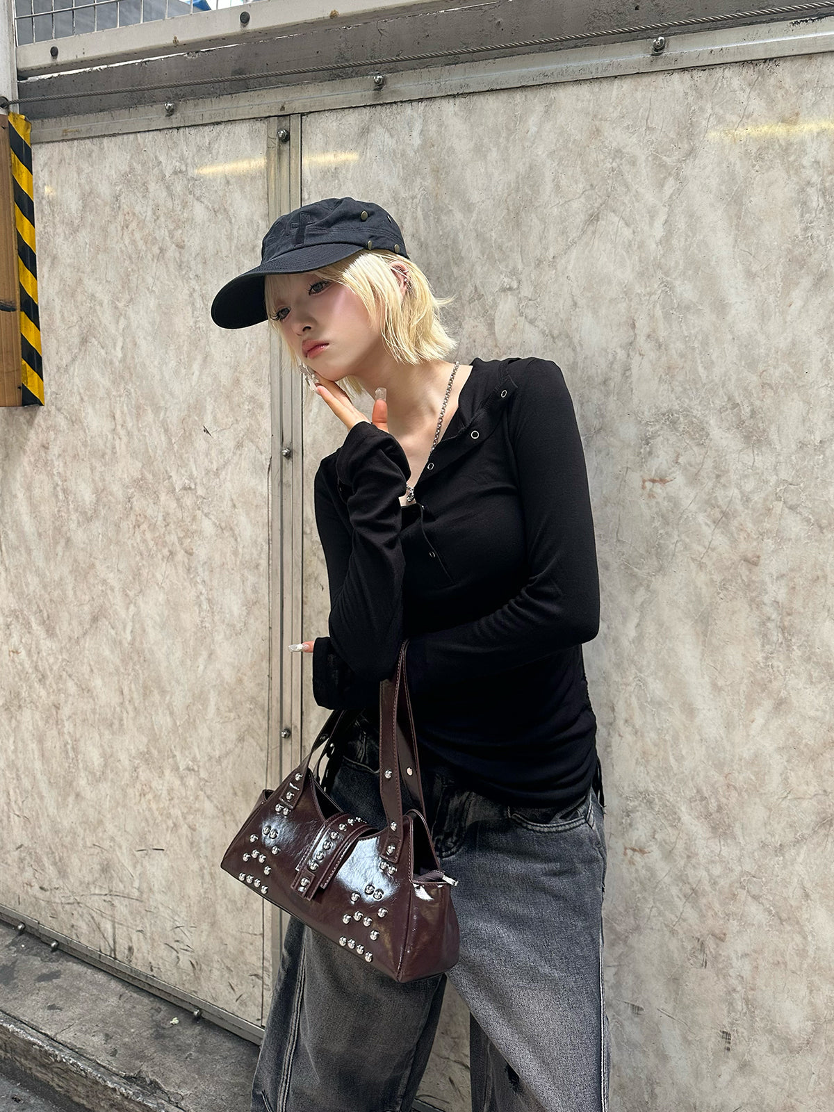 皮革触感铆钉手提包