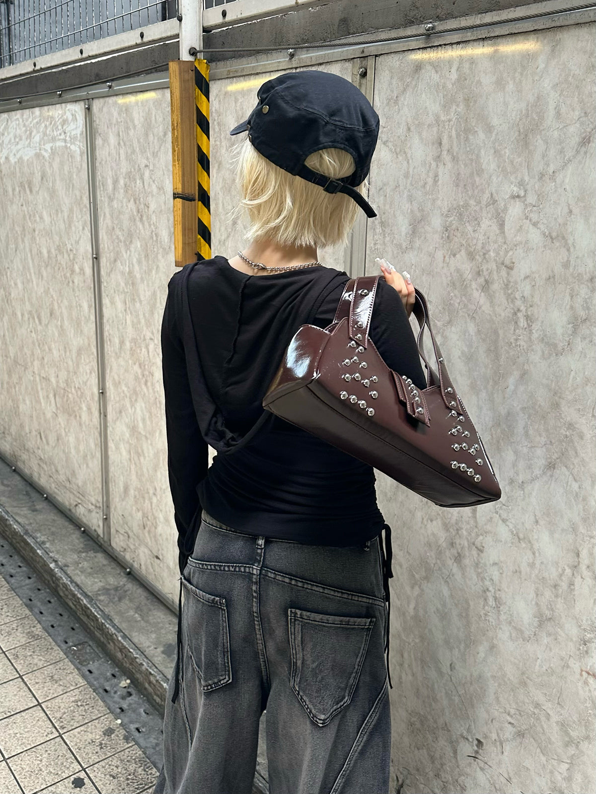 皮革触感铆钉手提包