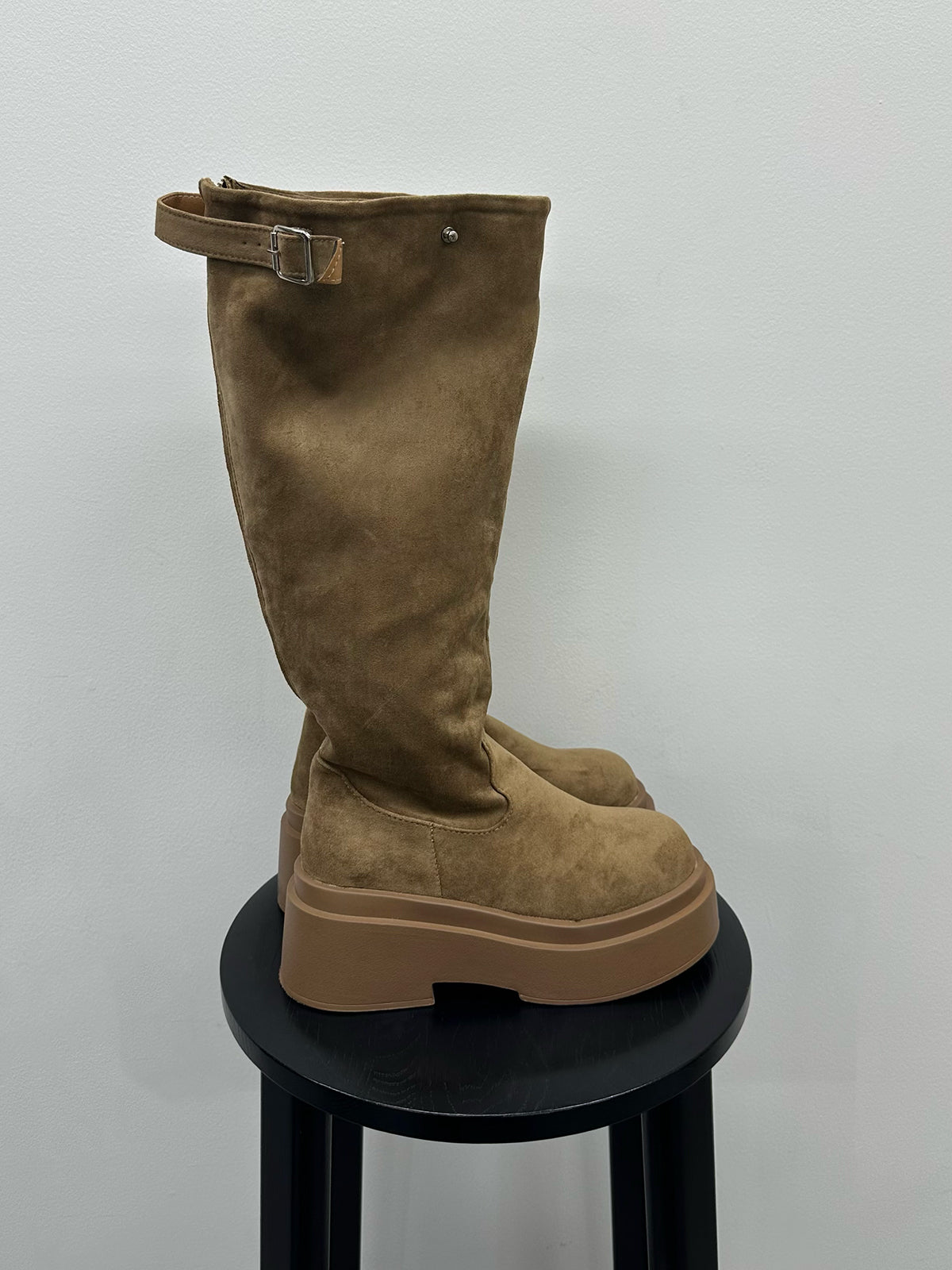 スエードライクプラットフォームブーツ
