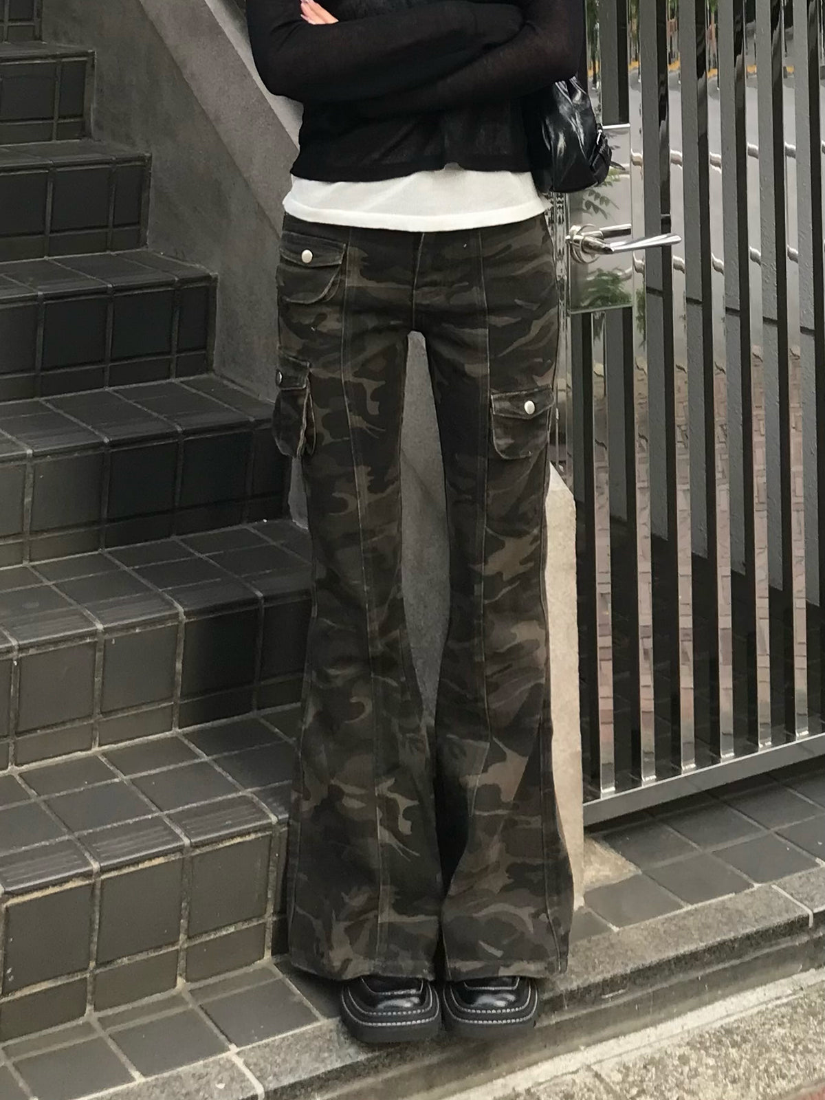 カモフラージュフレアデニムパンツ