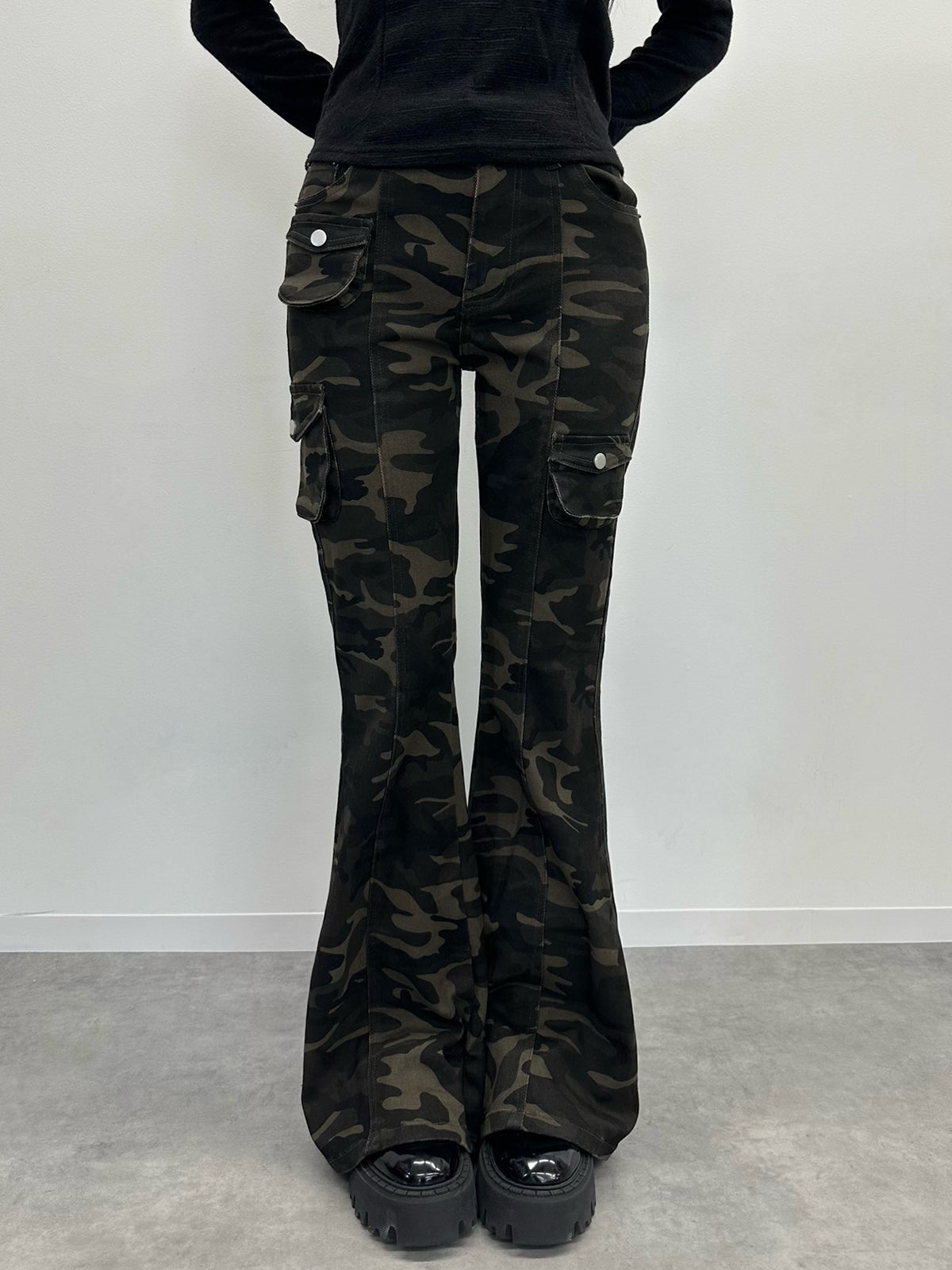 カモフラージュフレアデニムパンツ