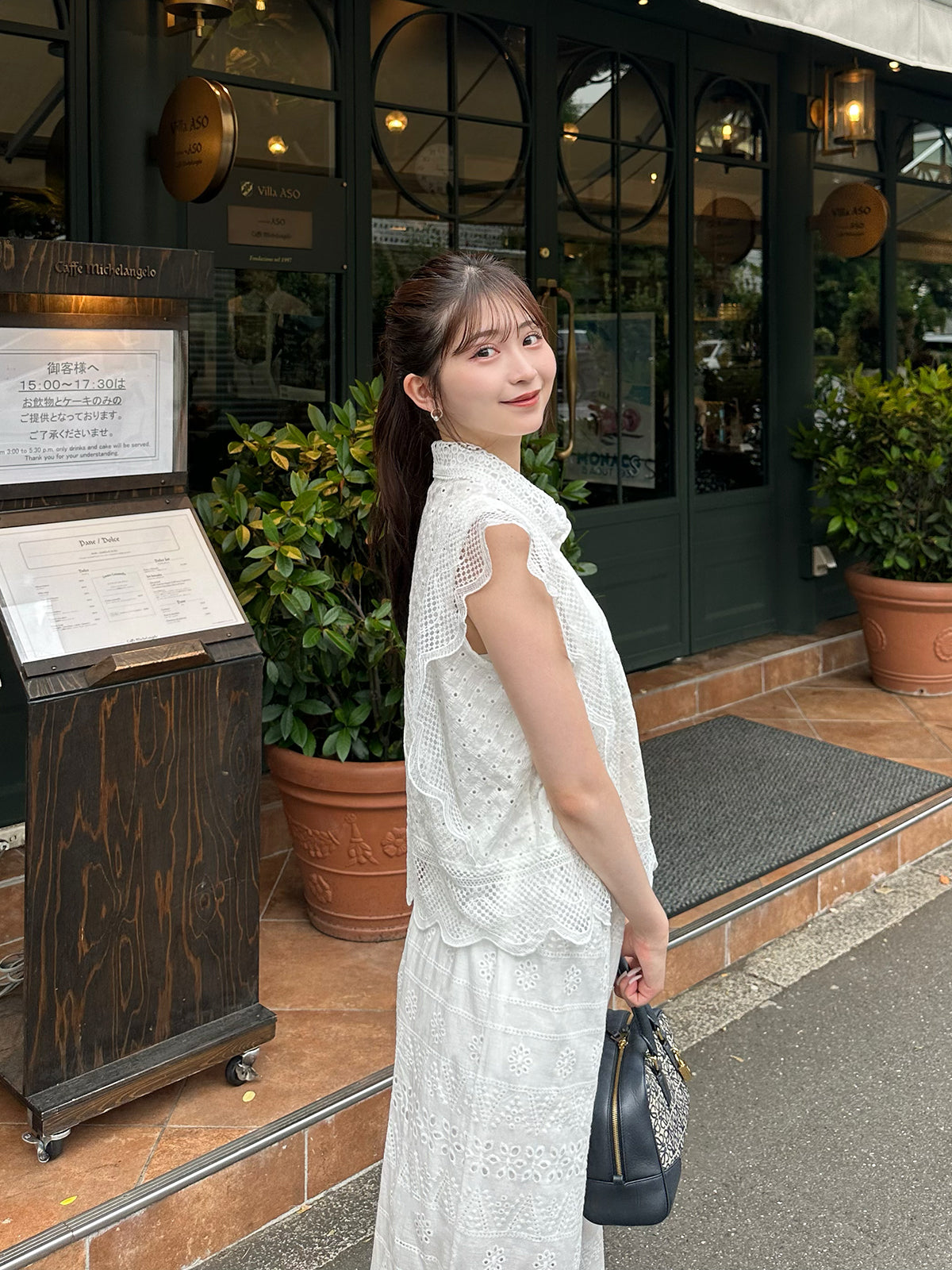 打孔蕾絲無袖上衣