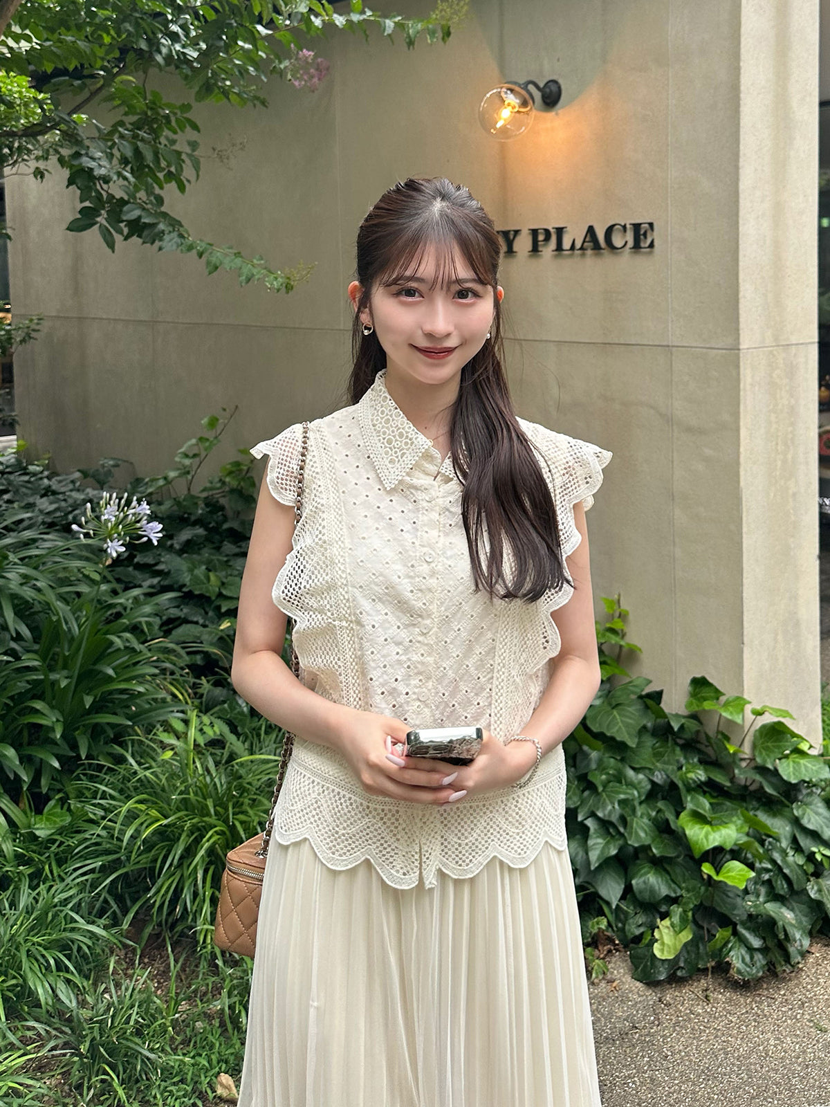 打孔蕾絲無袖上衣