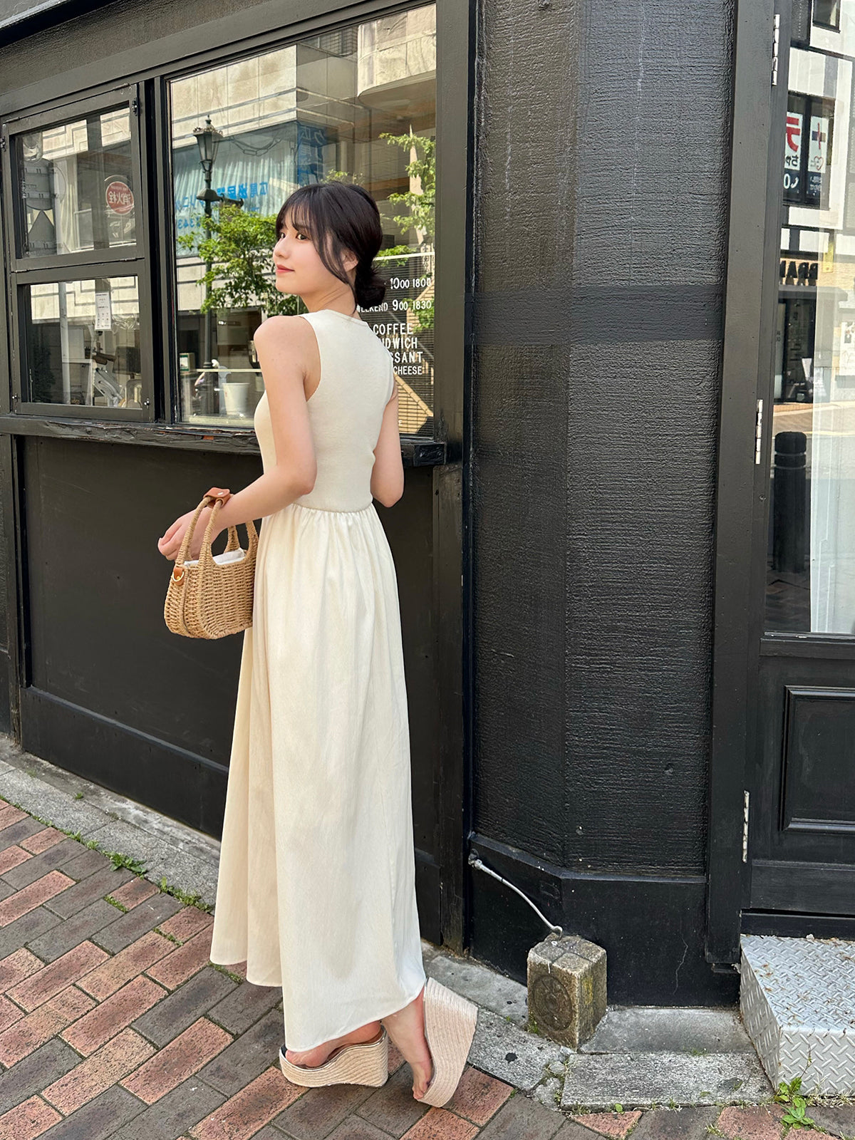 Sleeveless docking dress