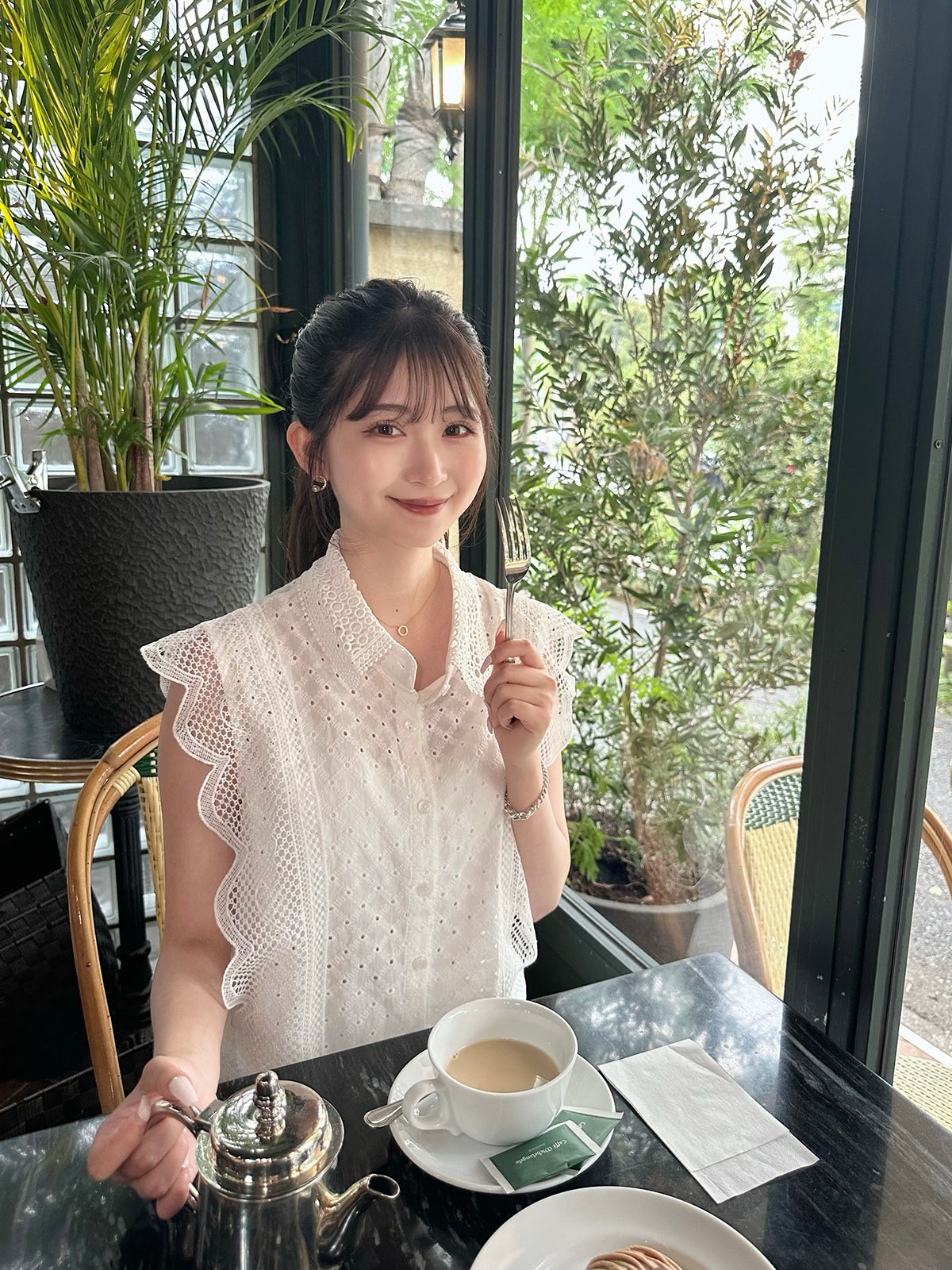 打孔蕾絲無袖上衣