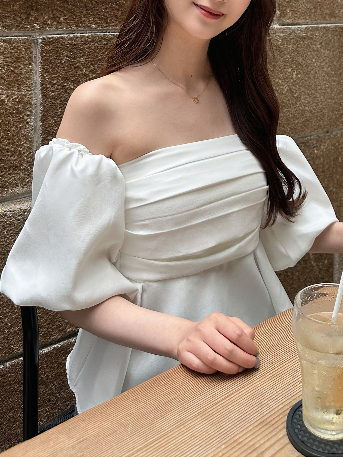 오프 숄더 퍼프 슬리브 개더 블라우스