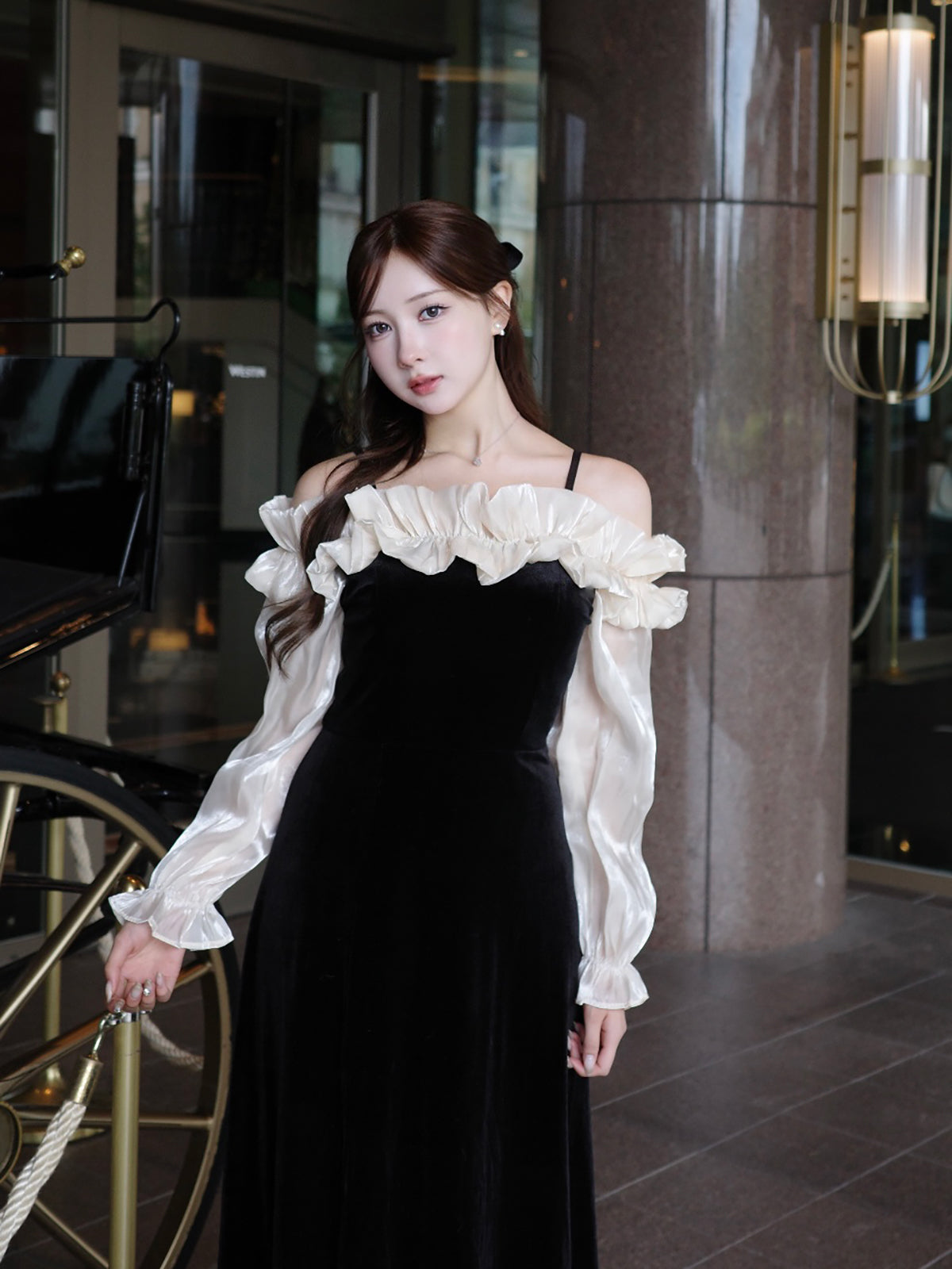 オフショルダーフリルベロアワンピース