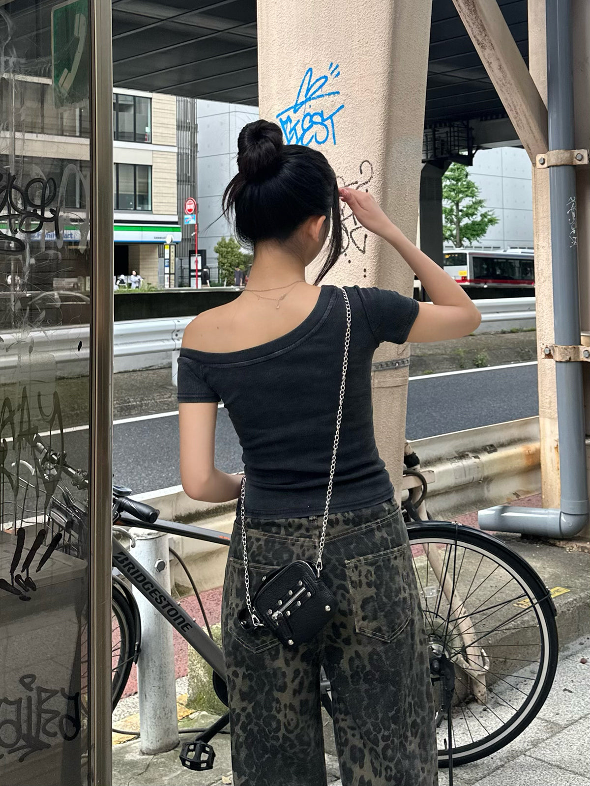 ナンバーロゴワンショルTシャツ