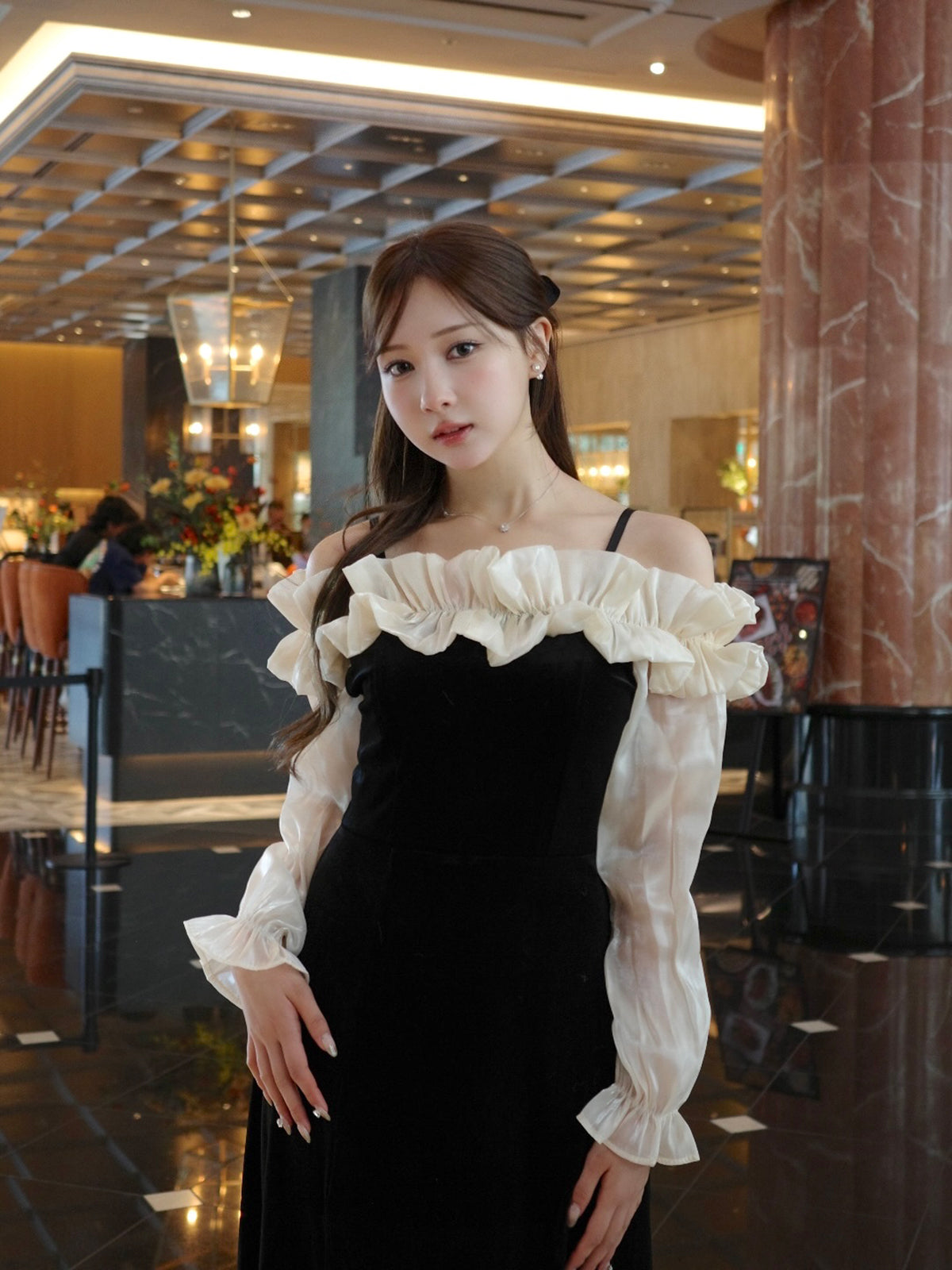 オフショルダーフリルベロアワンピース