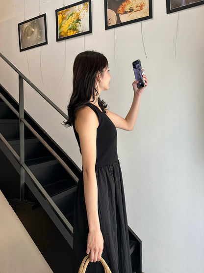Sleeveless docking dress