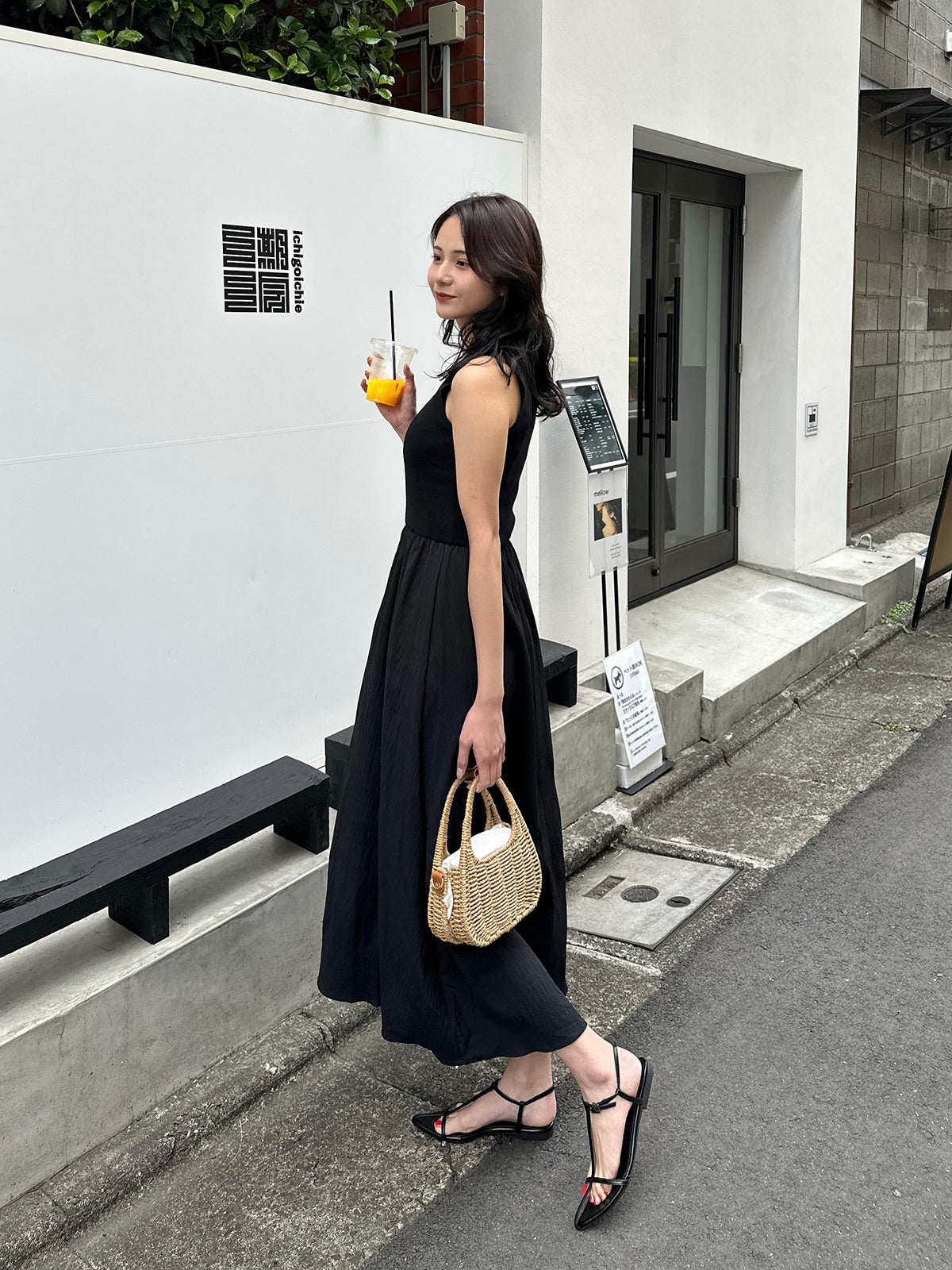Sleeveless docking dress