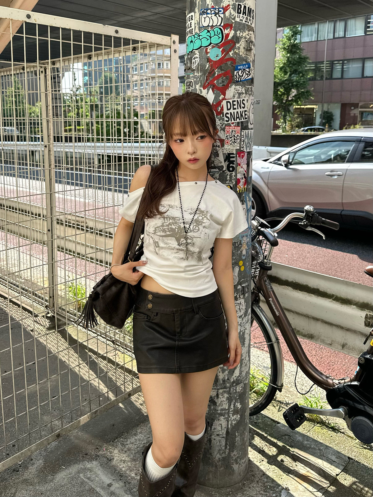 グラフィティデザインワンショルTシャツ
