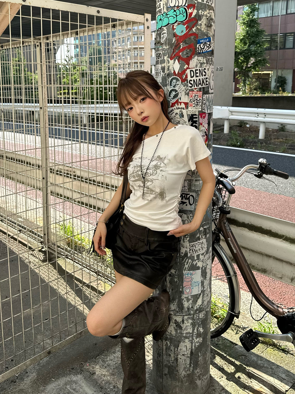 グラフィティデザインワンショルTシャツ