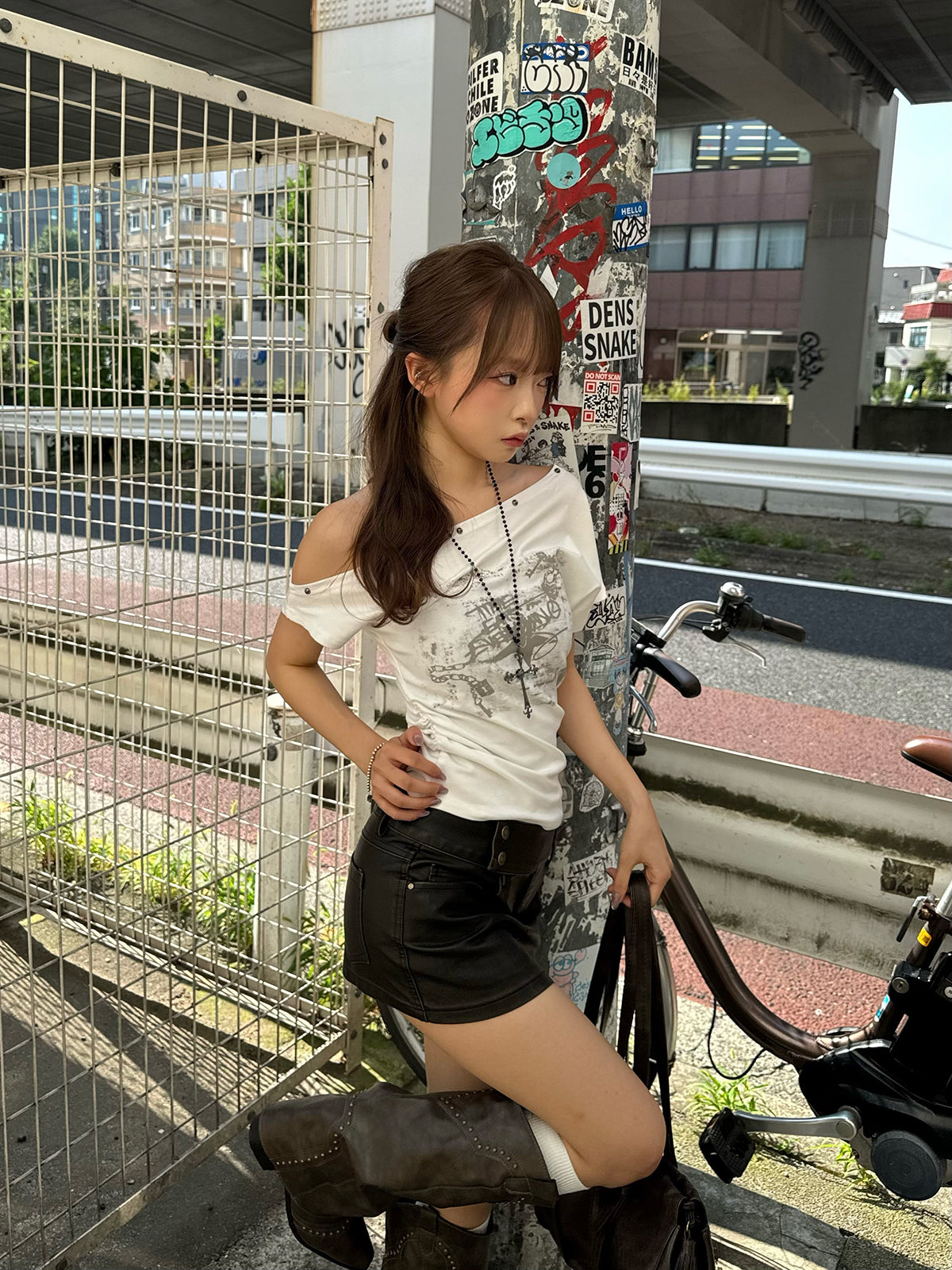 グラフィティデザインワンショルTシャツ