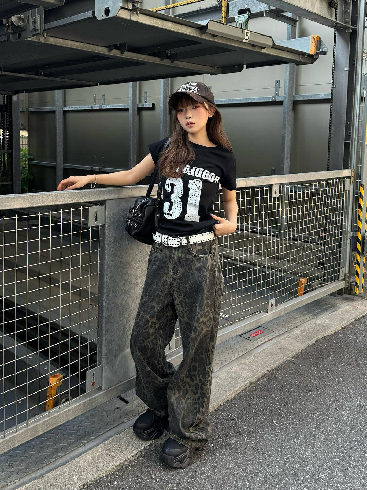 ダウンレタリングTシャツ