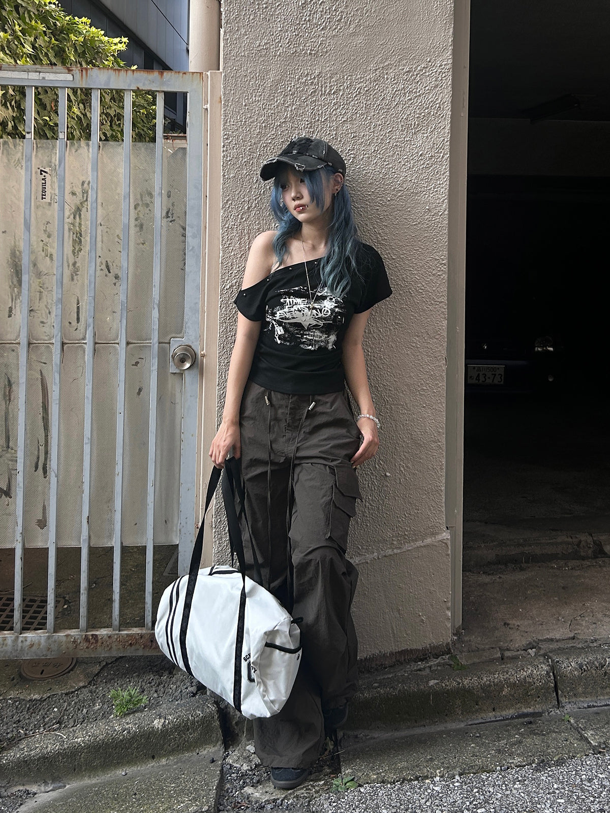 グラフィティデザインワンショルTシャツ