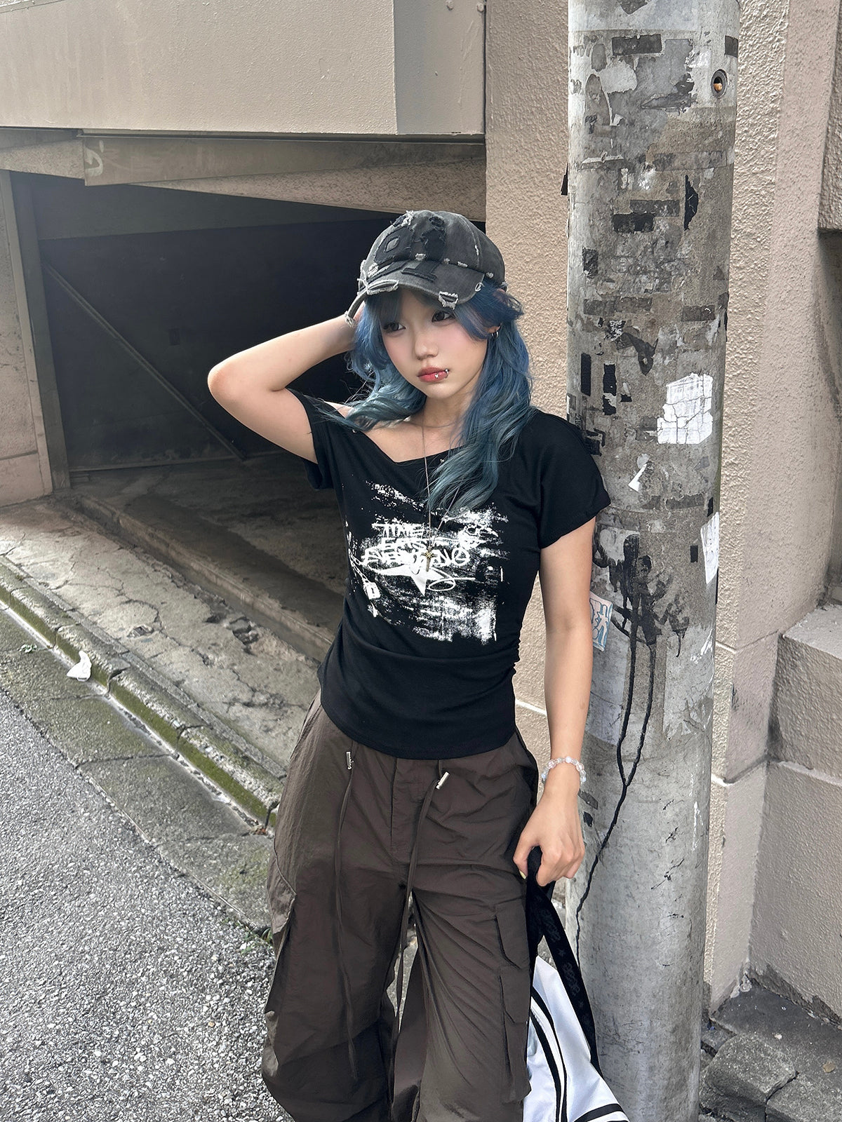 グラフィティデザインワンショルTシャツ