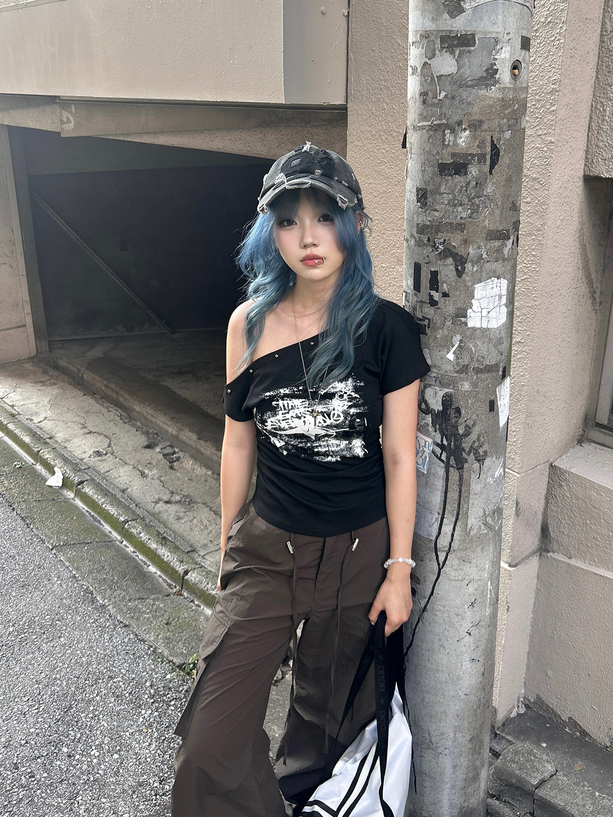 グラフィティデザインワンショルTシャツ