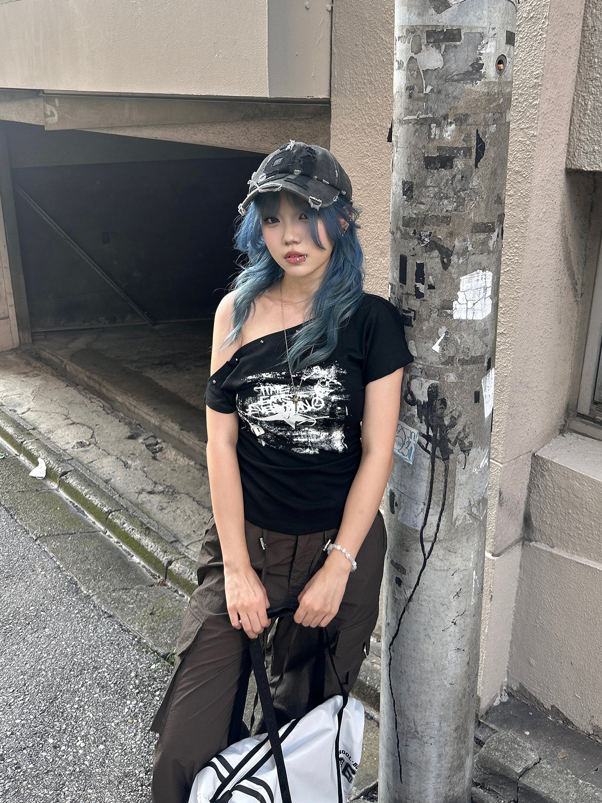 グラフィティデザインワンショルTシャツ