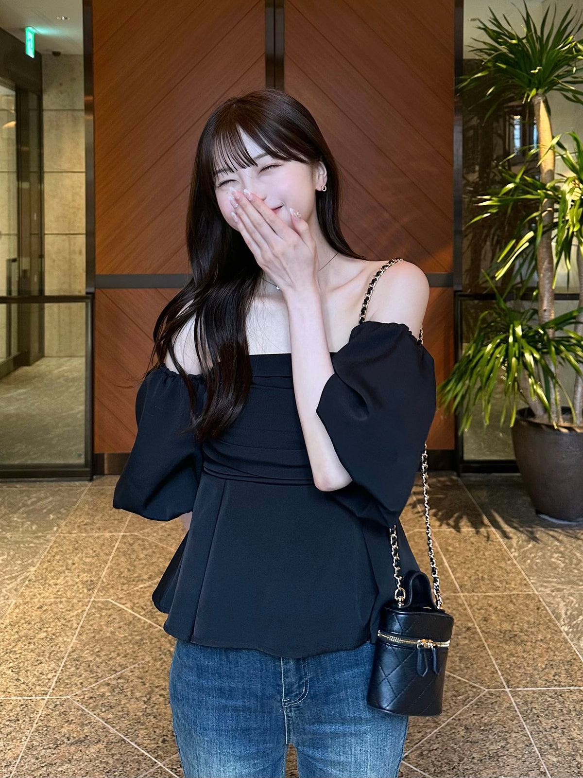 오프 숄더 퍼프 슬리브 개더 블라우스