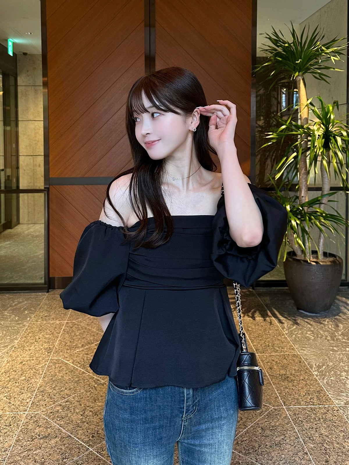오프 숄더 퍼프 슬리브 개더 블라우스