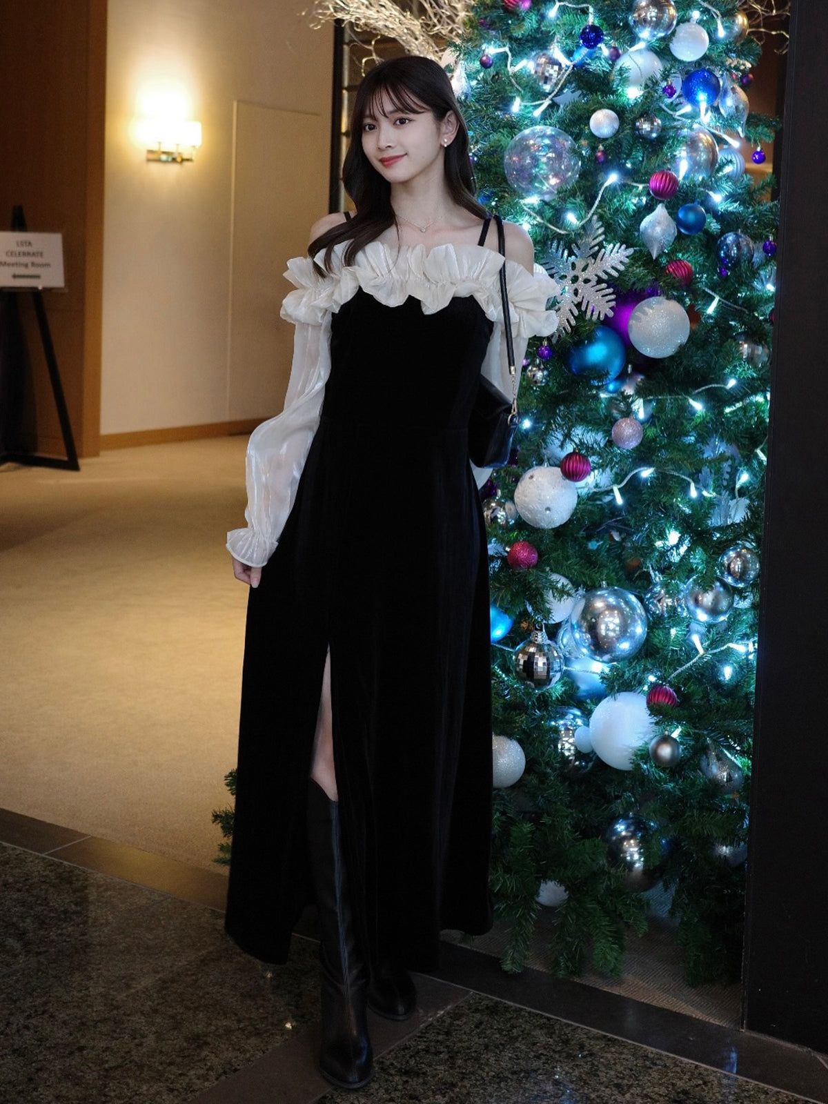 オフショルダーフリルベロアワンピース