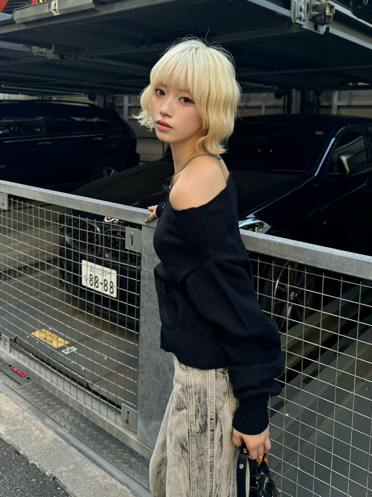 オフショルダブルジップニット