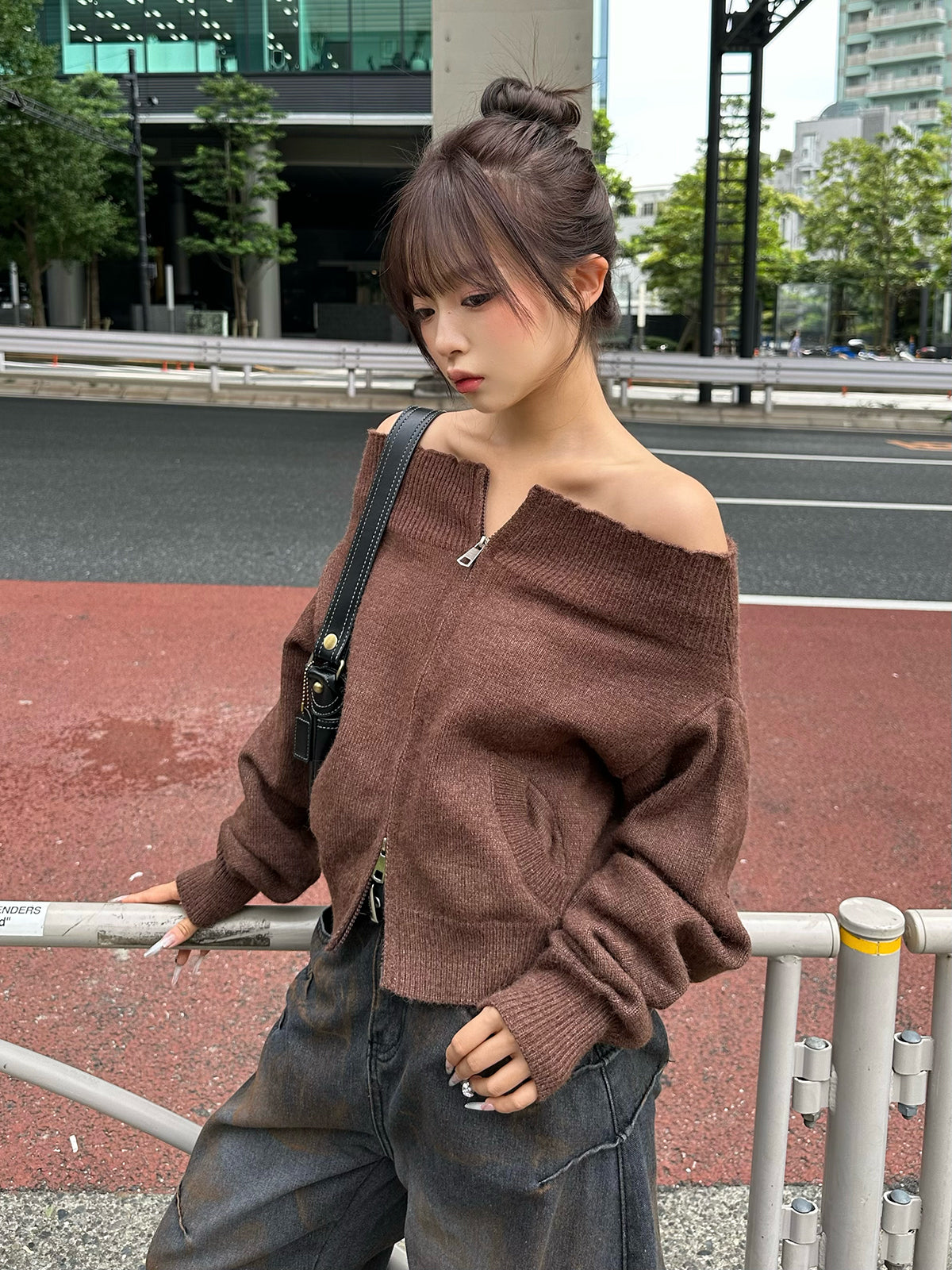 オフショルダブルジップニット