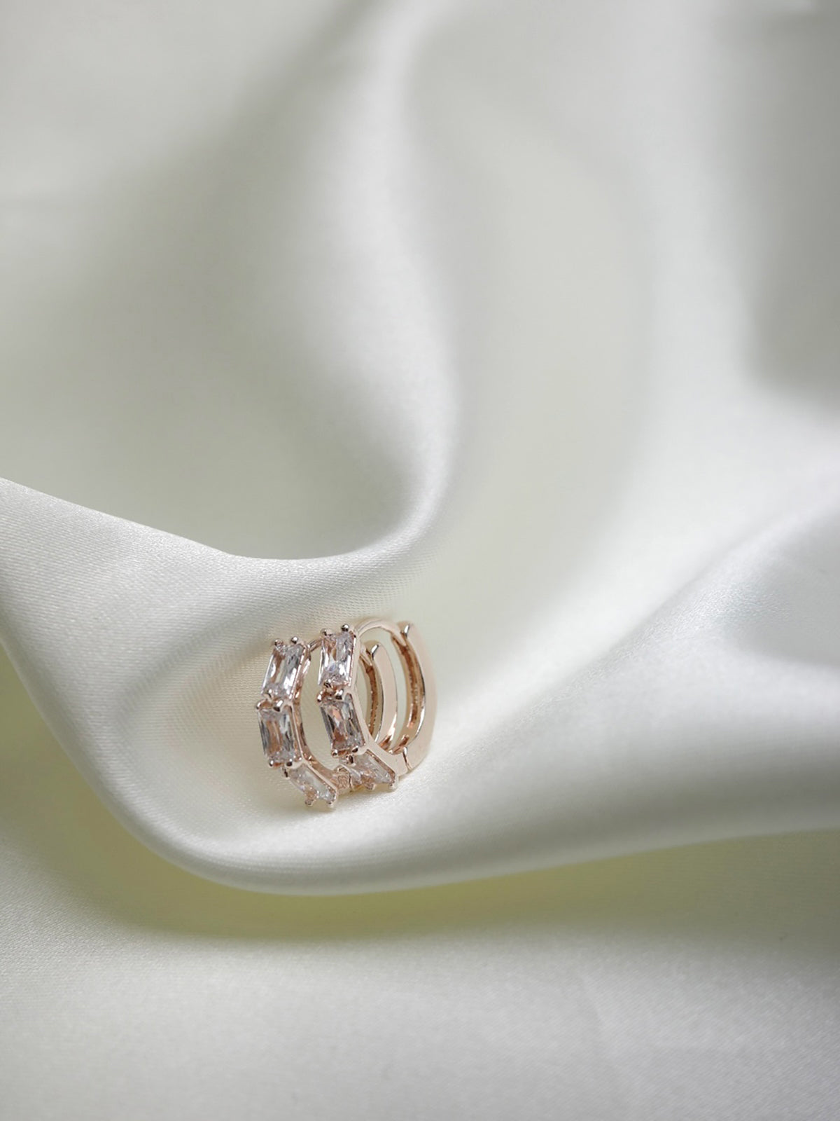 ハーフエタニティワンタッチピアス